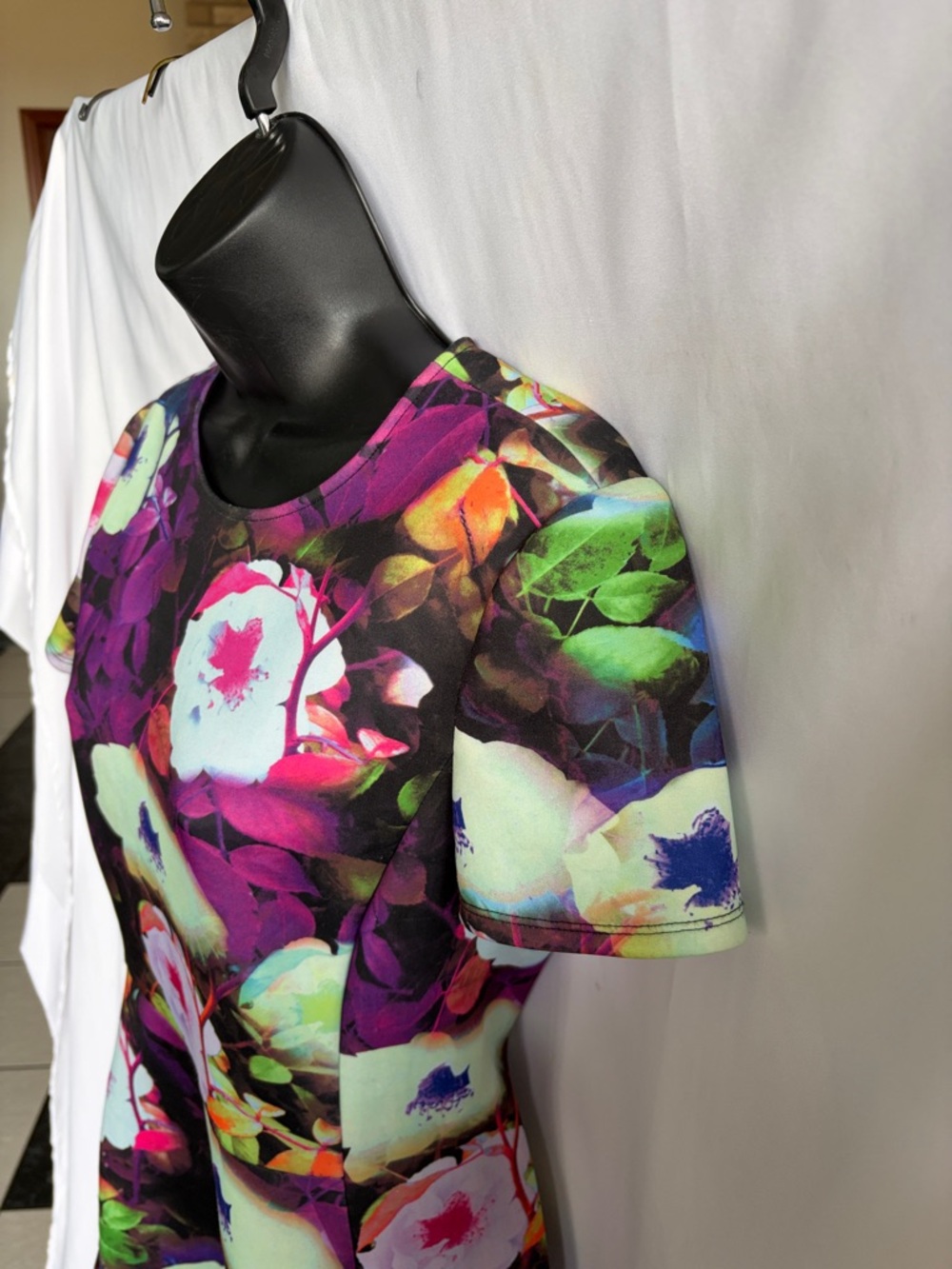 Betsey Johnson floral scuba dress, fit & flair, sz 6, 18” PTP, 33” L - Picture 4 of 8